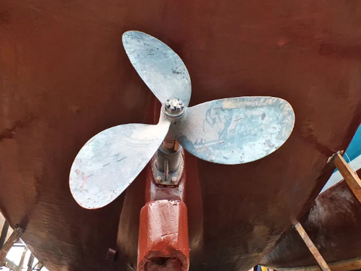 Offshore Vessel Polishing Stainless Steel Propellers